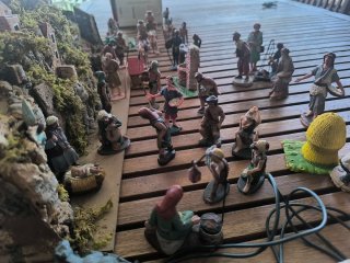 Belén artesanal con figuras