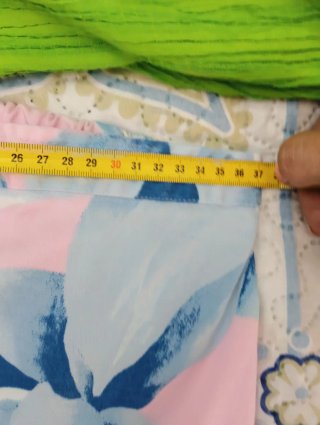 Pantalón estampado floral talla M. Nuevo. Ganga