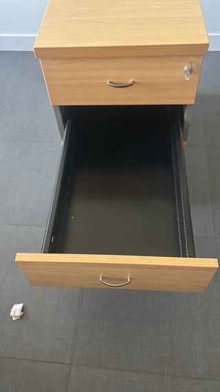 Cajonera de madera con cerradura
