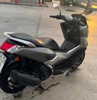 Yamaha NMAX Maxi Scooter Gris/Plata