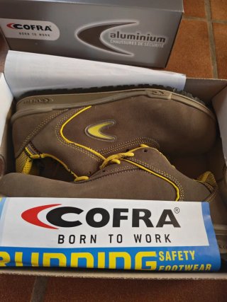 Zapatos de seguridad COFRA marrones y amarillos