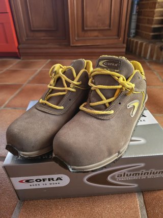 Zapatos de seguridad COFRA marrones y amarillos