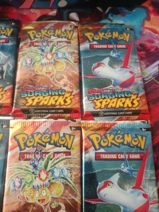 +100 cartas Pokémon Surging Sparks EN