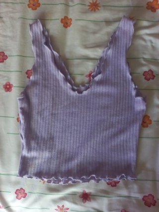 Top lila con volantes