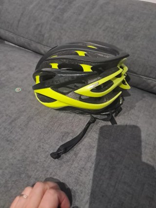Casco de bici Giro negro y amarillo