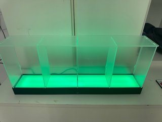 Vitrina escaparate de acrílico con iluminación LED