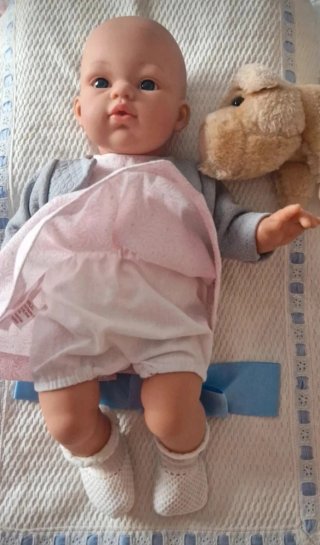 Muñeca bebé con peluche