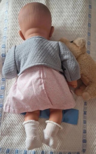 Muñeca bebé con peluche