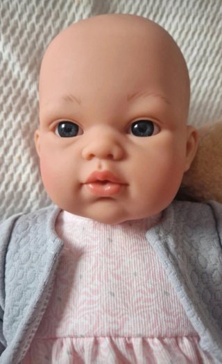 Muñeca bebé con peluche