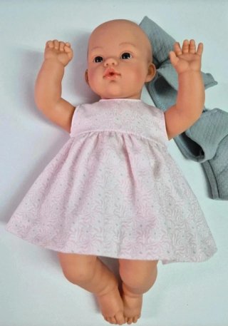 Muñeca bebé con peluche