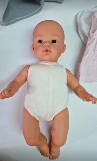 Muñeca bebé con peluche