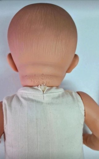 Muñeca bebé con peluche