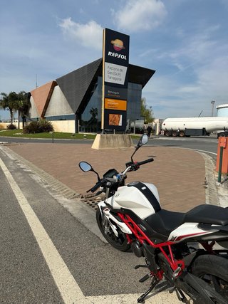 Benelli BN 125 Naked Blanca y Roja