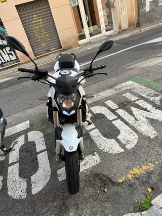 Benelli BN 125 Naked Blanca y Roja