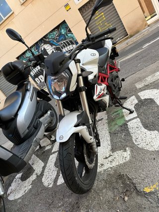 Benelli BN 125 Naked Blanca y Roja