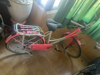 Bicicleta rosa y blanca
