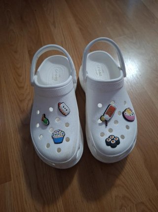 Crocs plataforma blancos con Jibbitz