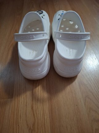 Crocs plataforma blancos con Jibbitz