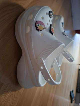 Crocs plataforma blancos con Jibbitz