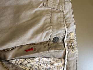Pantaloni eleganti beige mai indossati