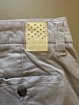 Pantaloni eleganti beige mai indossati