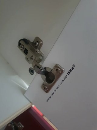 Armario blanco y burdeos con diseño floral de Ikea