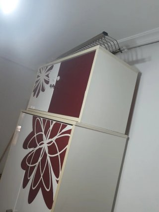 Armario blanco y burdeos con diseño floral de Ikea