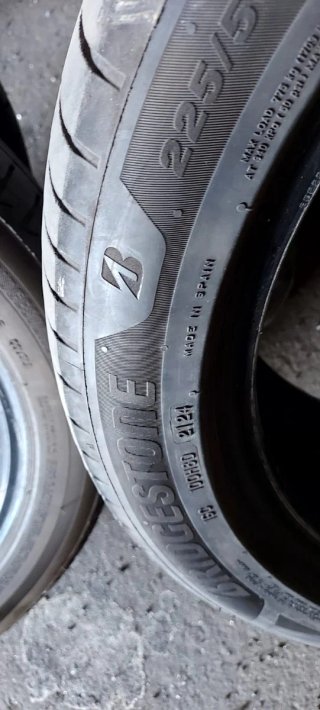 225 50 18 99w