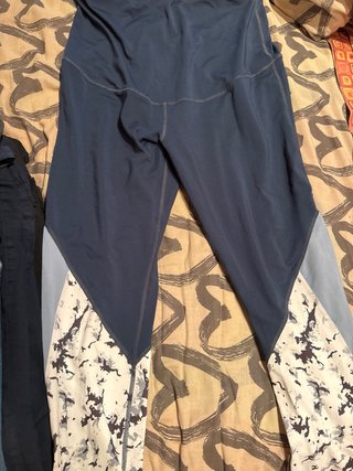 Pantalones premamá hay de varias tallas