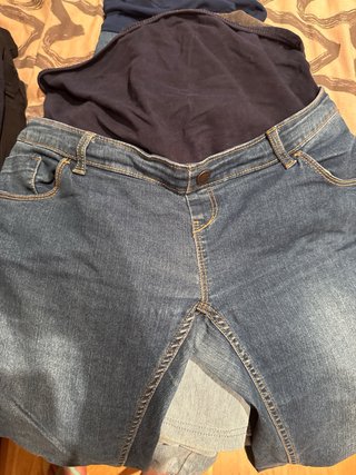 Pantalones premamá hay de varias tallas