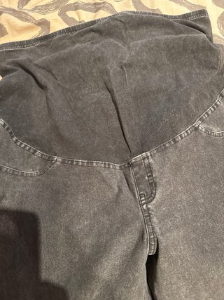 Pantalones premamá hay de varias tallas