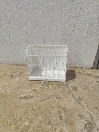 Jaula blanca para pájaros