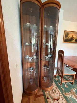 Vitrina de  madera maciza de  nogal