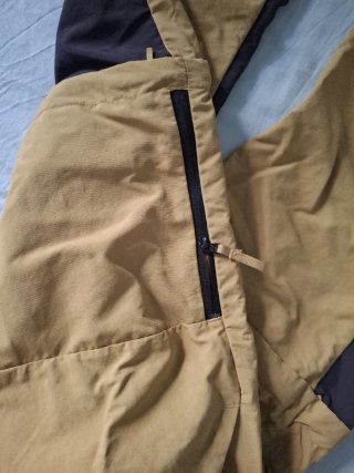 Pantalón de trekking ,uno color verde dorado...