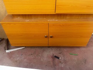 2 Muebles de madera con puertas