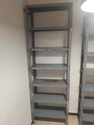 Estantería metálica gris