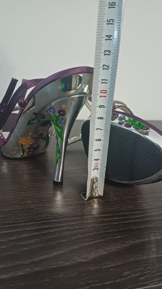 Sandalias de tacón alto moradas y plateadas