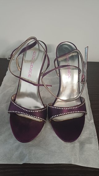 Sandalias de tacón alto moradas y plateadas
