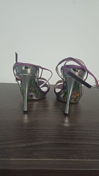 Sandalias de tacón alto moradas y plateadas