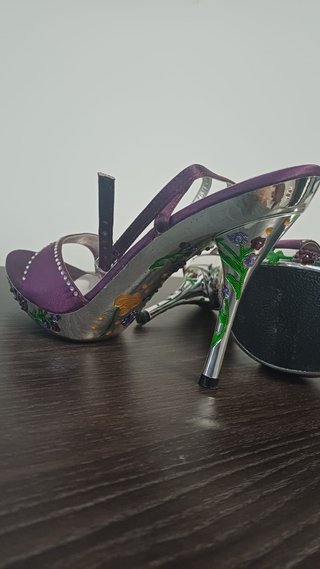 Sandalias de tacón alto moradas y plateadas