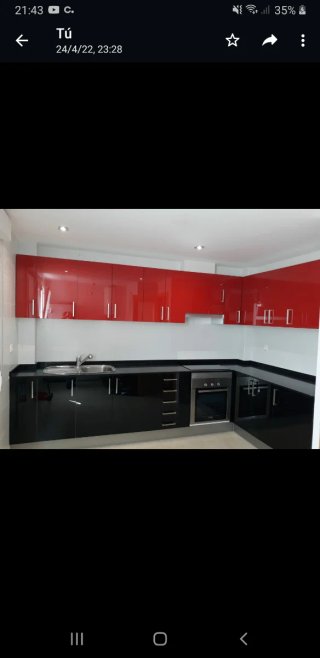 Mueble de cocina rojo y negro