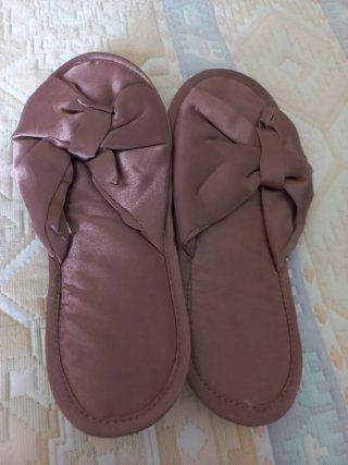 Pijama seda y zapatillas