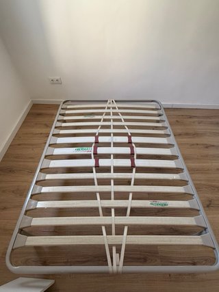 Base de cama metálica con somier de madera
