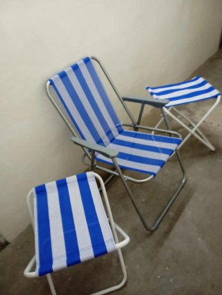 Conjunto sillón y 2 taburetes.