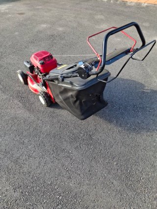 Cortacésped con motor Honda y tracción mecánica