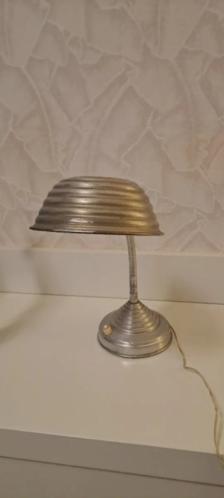 Lámpara de escritorio vintage metálica