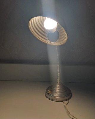 Lámpara de escritorio vintage metálica