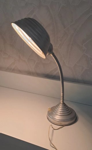 Lámpara de escritorio vintage metálica