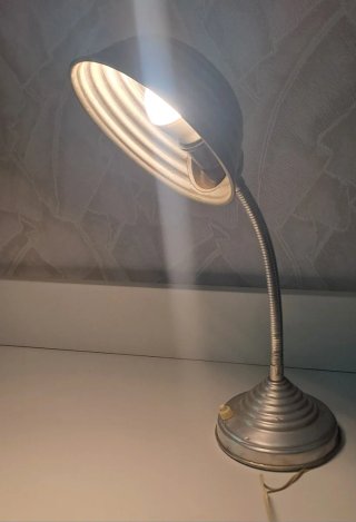 Lámpara de escritorio vintage metálica