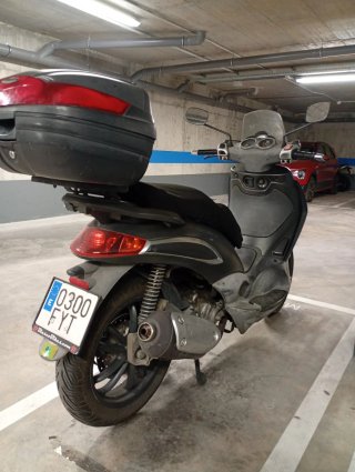 Piaggio 250cc Maxi Scooter Negra/Gris